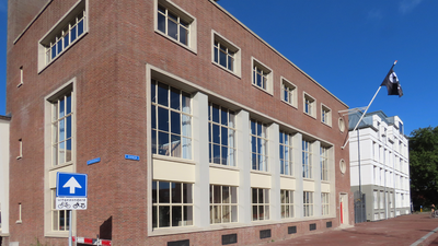 850701 Gezicht op de voorgevel van het kantoorgebouw van de voormalige broodfabriek Lubro (Zeedijk 19) te Utrecht, die ...